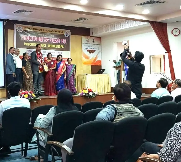 Doctor receiving award at Indian Medical Association Pune conference